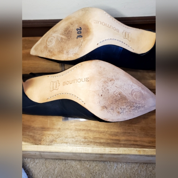 Boutique 9, Kelsey Black Leather Pump with Gold Buckle and Suede accent, Sz 10 - Picture 10 of 13